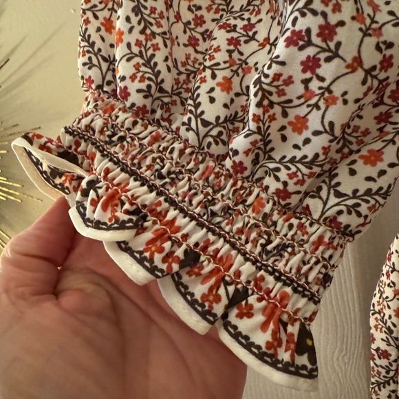 🤎 Smocked Fitted Floral Blouse - Picture 3 of 10